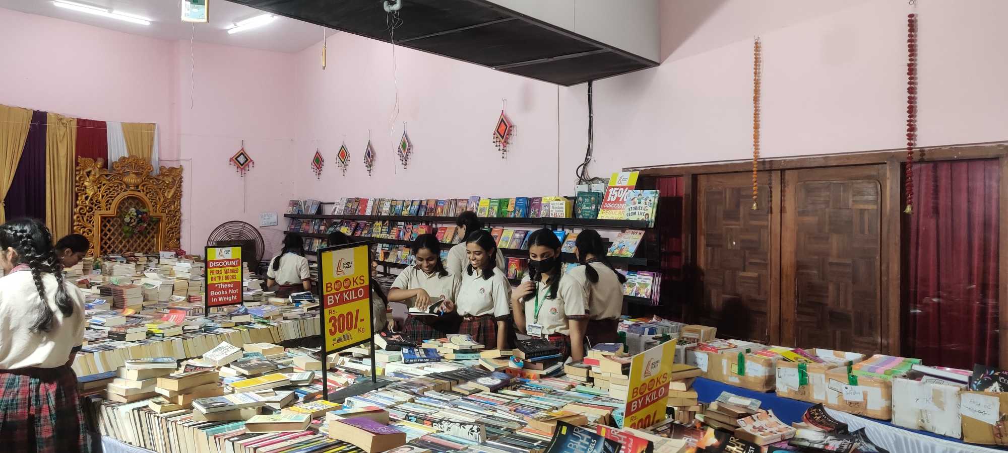 Book Fair Visit of Class 12 H 6-8-2024